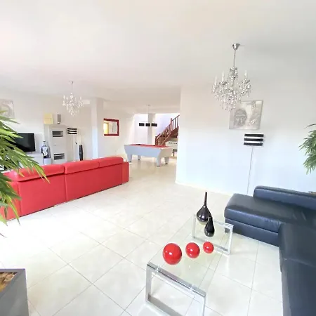 Sea Breeze Ocean View فيلة *