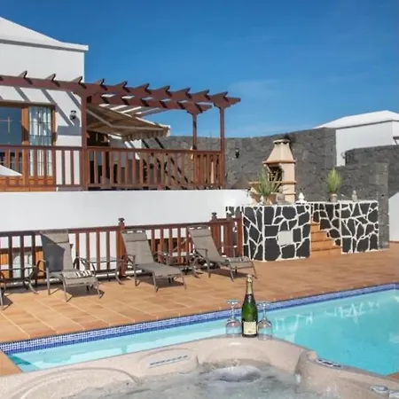 Sea Breeze Ocean View فيلة *